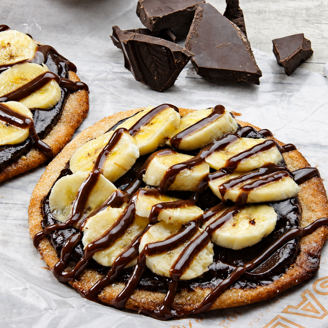 Ines Rosales Tortas de Aceite met banaan en chocolade belegd